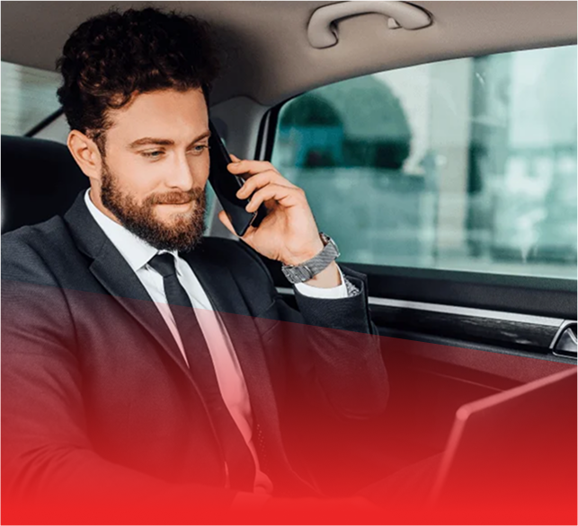 رجل اعمال قاعد في السياره بيتكلم في الفون امام الاب توب