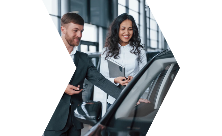 رجل و ست واقف امام سياره ويفتحها